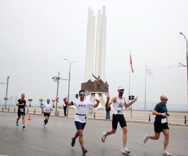 Maraton İzmir'den renkli görüntüler