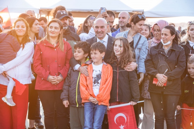 Binlerce İzmirli genç 350 metrelik Atatürk posterini taşıdı