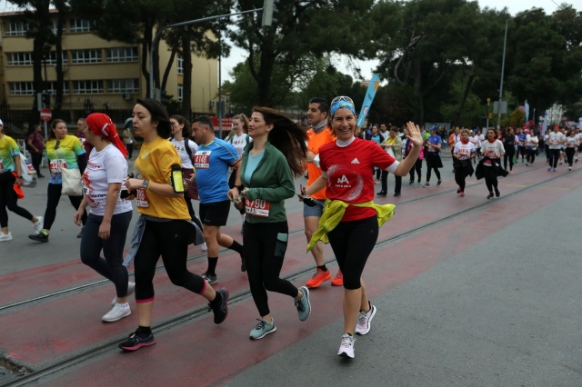 Maraton İzmir'den renkli görüntüler