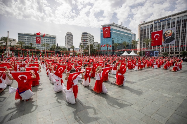 İzmir'de 23 Nisan coşkuyla kutlandı