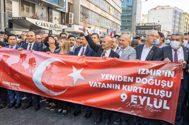 İzmir'de kurtuluş coşkusu