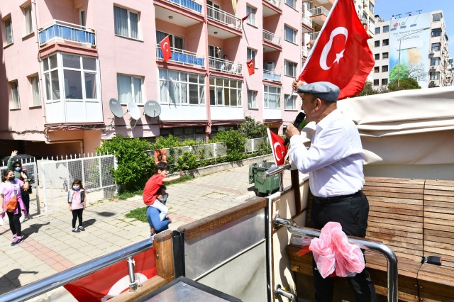 Başkan Soyer İzmirlileri otobüs üzerinden selamladı