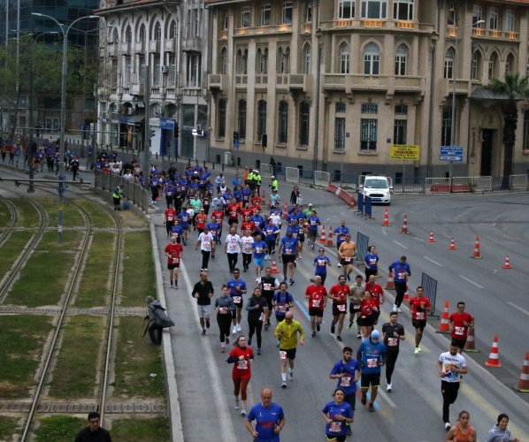 Maraton İzmir'den renkli görüntüler