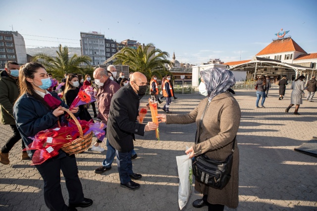 Başkan Soyer kadınlara karanfil dağıttı