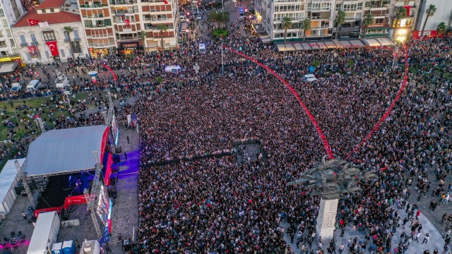 Binlerce İzmirli genç 350 metrelik Atatürk posterini taşıdı