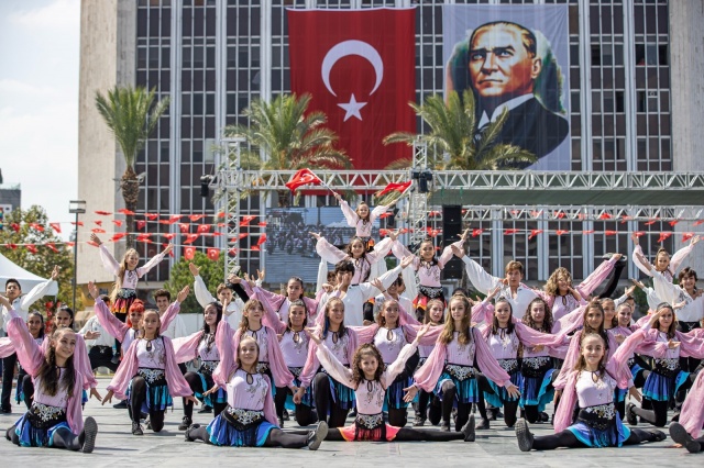 İzmir'de kurtuluş coşkusu