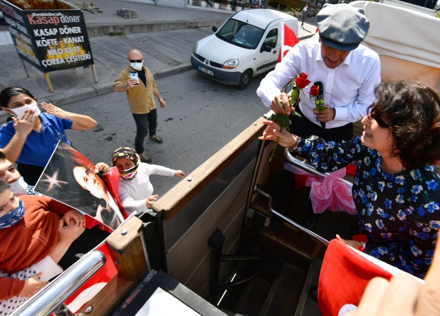 Başkan Soyer İzmirlileri otobüs üzerinden selamladı