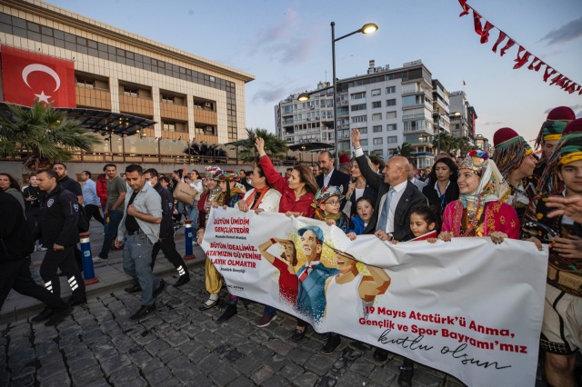 Binlerce İzmirli genç 350 metrelik Atatürk posterini taşıdı