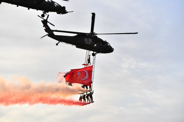 Göklerdeki kurtuluş coşkusu nefes kesti