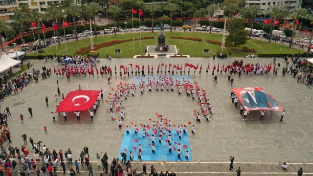 19 Mayıs İzmir'de coşkuyla kutlandı