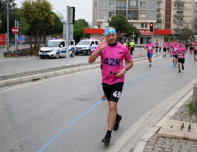 Maraton İzmir'den renkli görüntüler