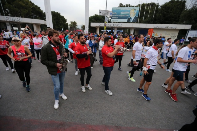 Maraton İzmir'den renkli görüntüler