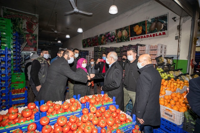 Kılıçdaroğlu İzmir’de hal esnafıyla buluştu