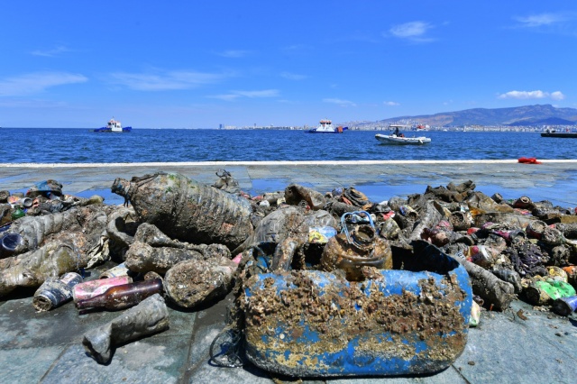 İzmir Büyükşehir Belediyesi dalgıçları Körfez’de dip temizliği yaptı