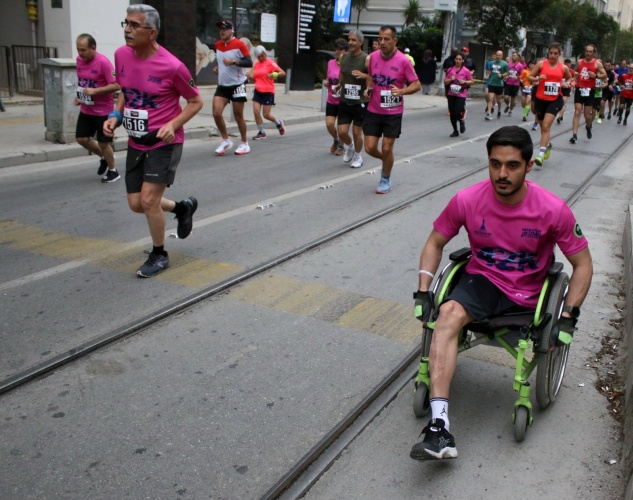 Maraton İzmir'den renkli görüntüler