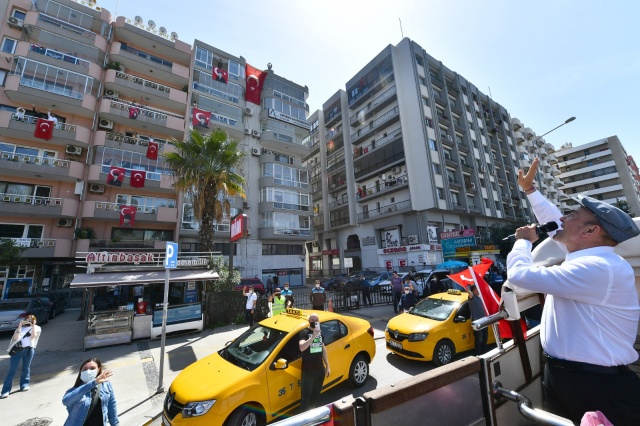 Başkan Soyer İzmirlileri otobüs üzerinden selamladı