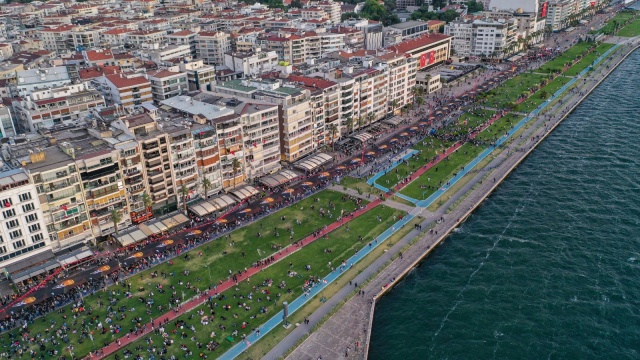 Binlerce İzmirli genç 350 metrelik Atatürk posterini taşıdı