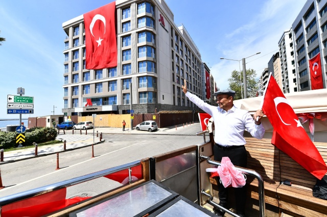 Başkan Soyer İzmirlileri otobüs üzerinden selamladı