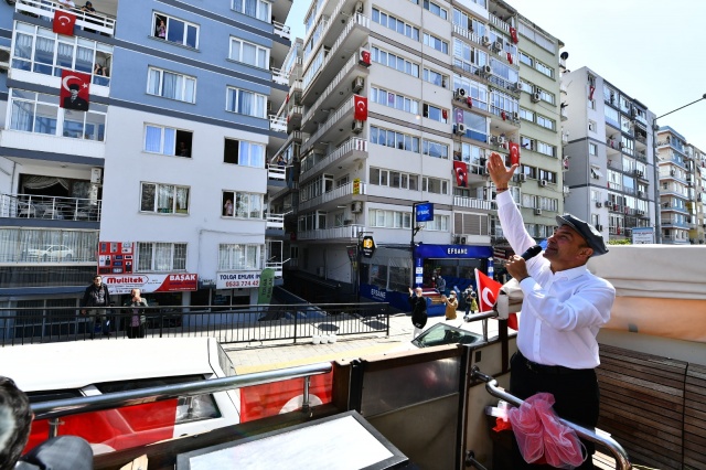 Başkan Soyer İzmirlileri otobüs üzerinden selamladı