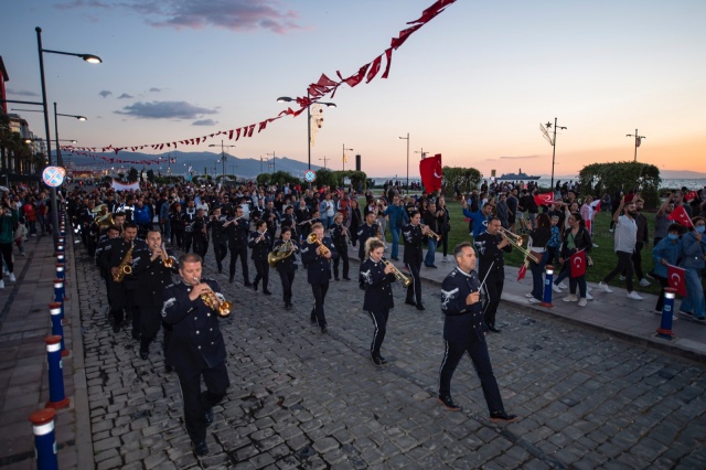 Binlerce İzmirli genç 350 metrelik Atatürk posterini taşıdı