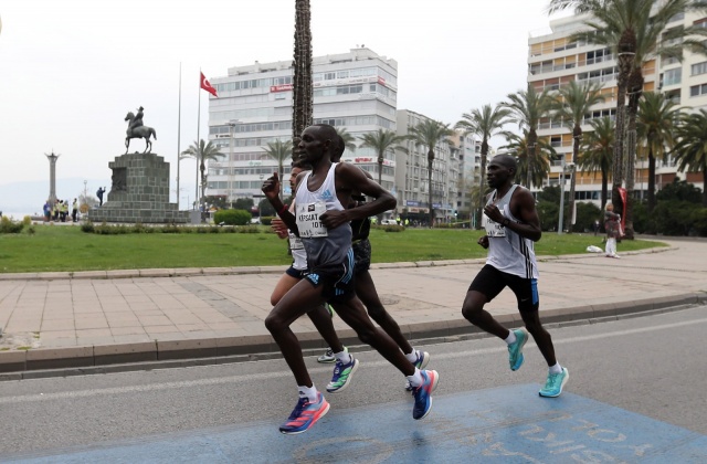 Maraton İzmir'den renkli görüntüler