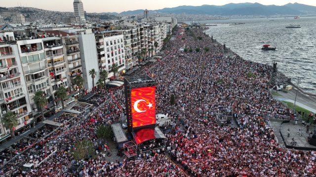 İzmirliler tarihi 100. yıl kutlamaları için Gündoğdu Meydanı’na akın etti