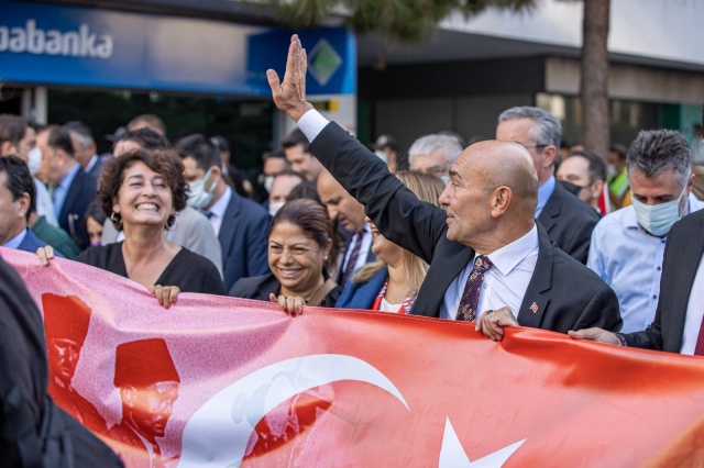 İzmir'de kurtuluş coşkusu