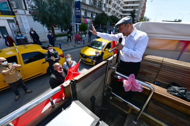 Başkan Soyer İzmirlileri otobüs üzerinden selamladı