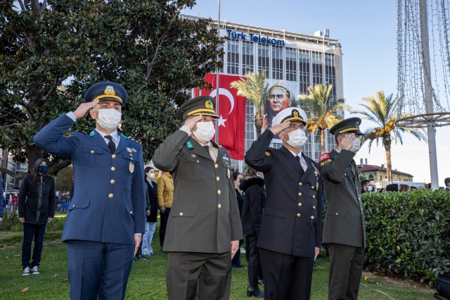 İzmir’de Ata’ya saygı için hayat durdu