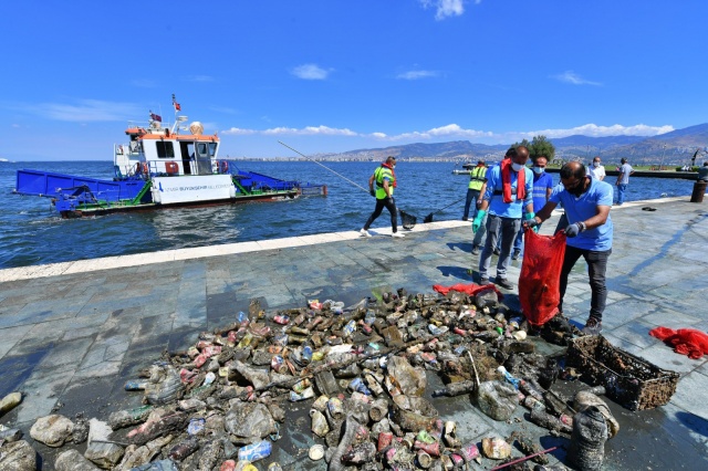 İzmir Büyükşehir Belediyesi dalgıçları Körfez’de dip temizliği yaptı