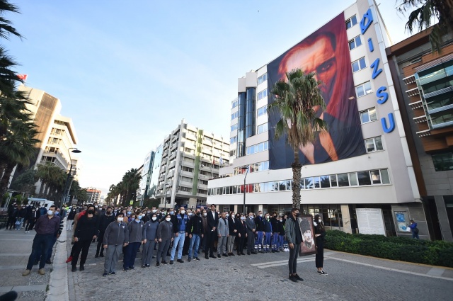 İzmir’de Ata’ya saygı için hayat durdu