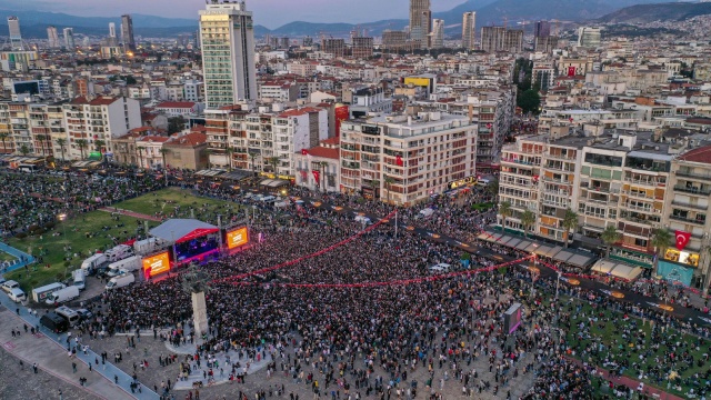 Binlerce İzmirli genç 350 metrelik Atatürk posterini taşıdı