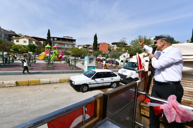 Başkan Soyer İzmirlileri otobüs üzerinden selamladı