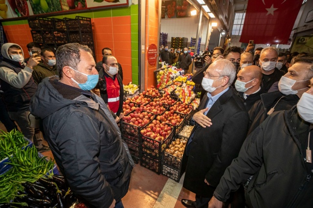 Kılıçdaroğlu İzmir’de hal esnafıyla buluştu