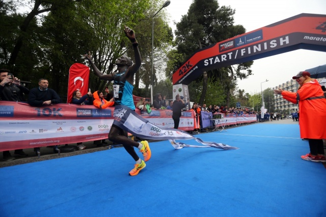 Maraton İzmir'den renkli görüntüler