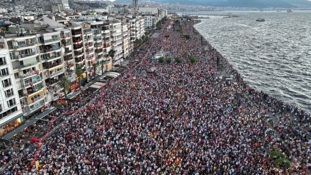 İzmirliler tarihi 100. yıl kutlamaları için Gündoğdu Meydanı’na akın etti