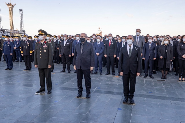 İzmir’de Ata’ya saygı için hayat durdu