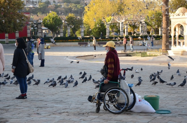 İzmir’de Ata’ya saygı için hayat durdu