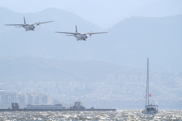 İzmir’de göklerdeki kurtuluş coşkusu nefes kesti