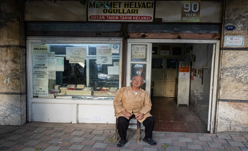 95 yıldır İzmir’de aynı yerinde, bu helvacının namı Türkiye’ye yayıldı