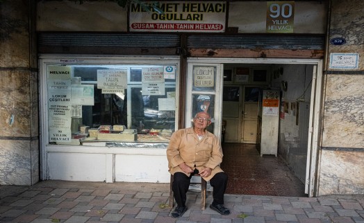 95 yıldır İzmir’de aynı yerinde, bu helvacının namı Türkiye’ye yayıldı