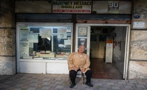 95 yıldır İzmir’de aynı yerinde, bu helvacının namı Türkiye’ye yayıldı