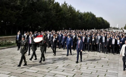 Akşener Anıtkabir'de: 'Dik durmaya devam edeceğiz'