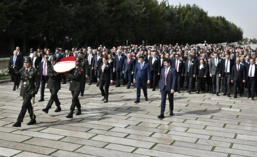 Akşener kurmaylarıyla, Anıtkabir’i ziyaret etti