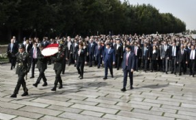 Akşener kurmaylarıyla, Anıtkabir’i ziyaret etti