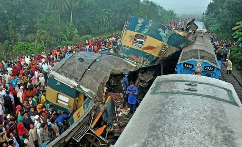 Bangladeş'te trenler çarpıştı: 13 ölü