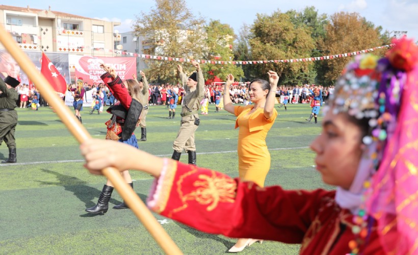 Başkan Ceritoğlu Sengel, 100 efeyle zeybek oynadı