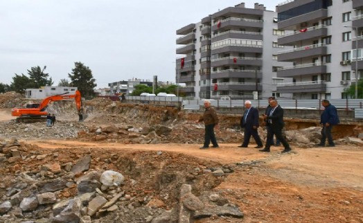 Başkan Selvitopu Yeşilyurt Pazaryeri inşaatını denetledi