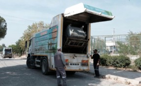 Bergama Belediyesi çöp konteynerlerini temizliyor