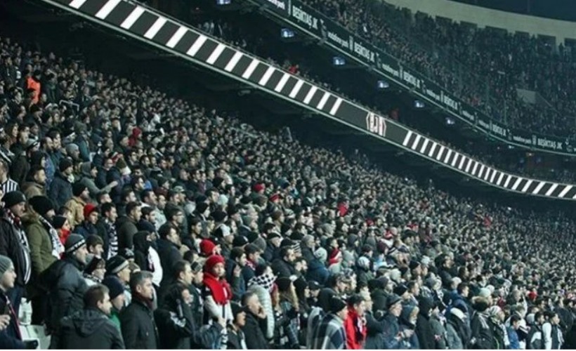 Beşiktaş'ta yönetime protesto: Taraftarlar sahaya sırtını döndü